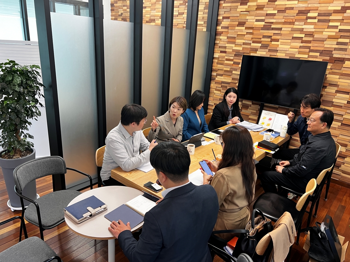 행정, 대학, 민간이 함께 워크숍을 진행하는 모습