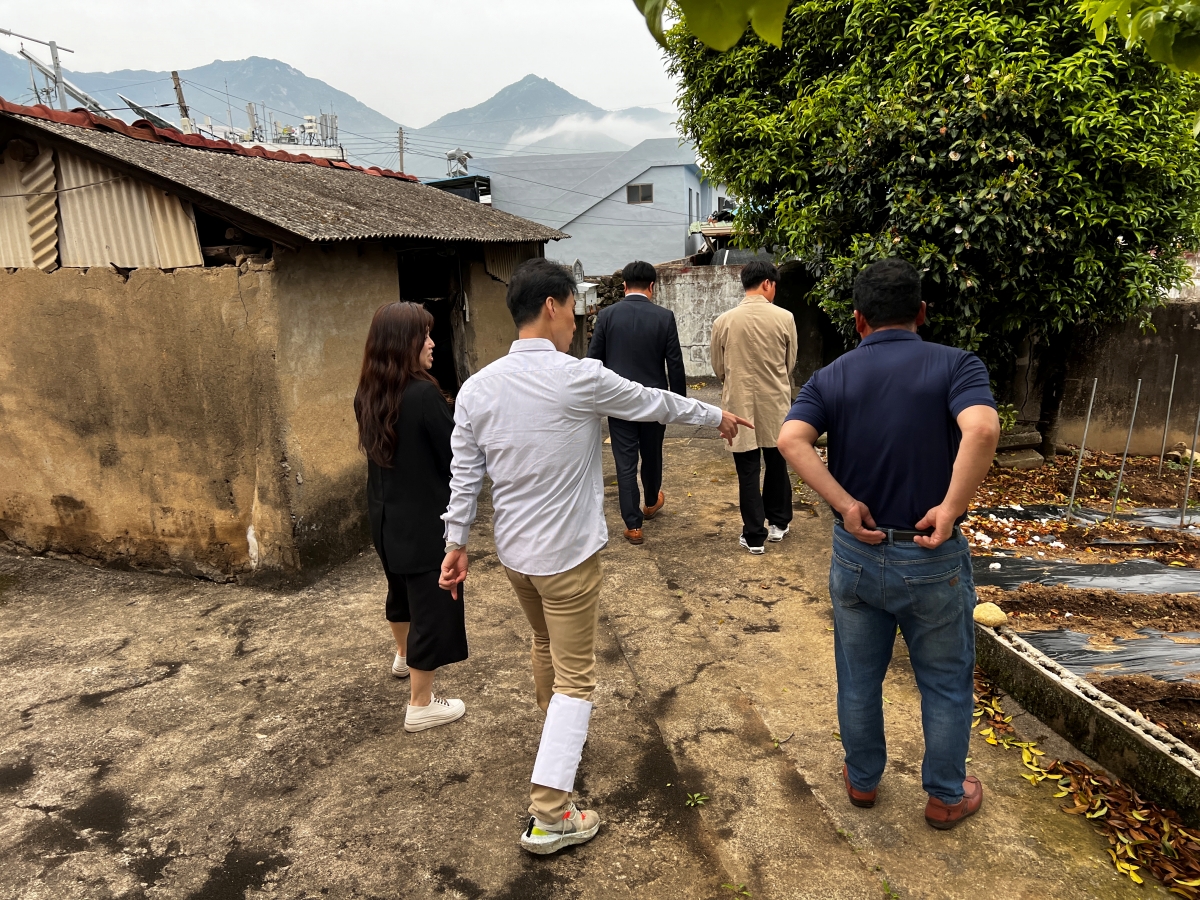 어촌 마을 골목과 주민들의 일상 풍경