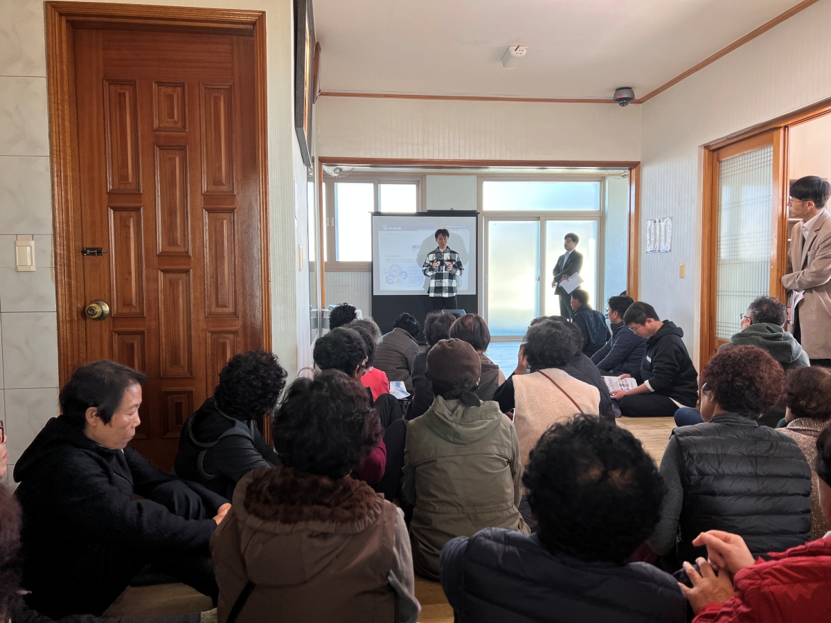 마을 주민들이 모여 마을 프로그램을 논의하는 모습