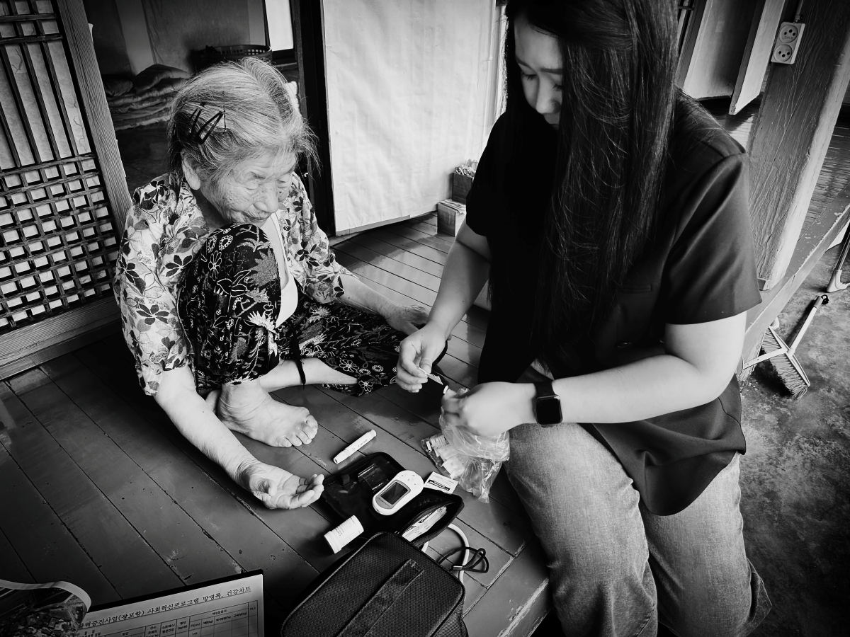 마을 어르신 가정을 방문해 안부와 건강을 살피는 모습
