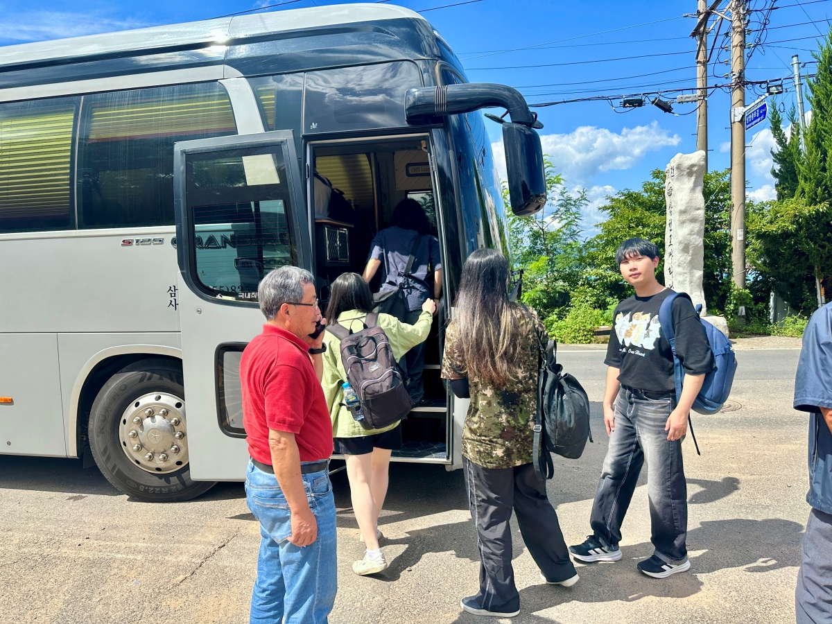바닷마을을 찾은 청년들이 지역을 둘러보는 모습