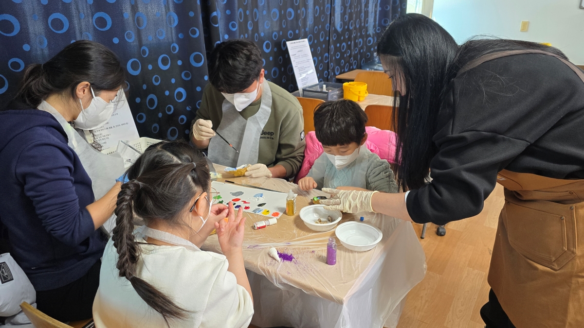 참가자들이 개체굴 체험을 하며 바다를 즐기는 모습