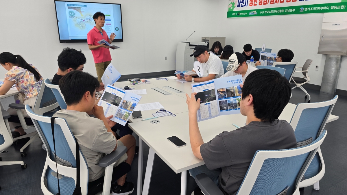 로컬 창업 아이디어를 화이트보드에 정리하는 워크숍